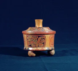 Begravelsesfartøy med Teotihuacan-innflytelse, fra Peten, Guatemala, Mellom-Amerika, tidlig klassisk periode (ca. 300-600 e.Kr.) (keramikk)